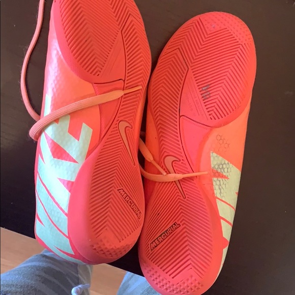 indoor soccer shoes - Picture 3 of 4